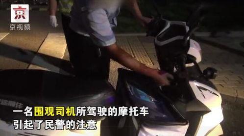 交警应对吃瓜群众,化解现场尴尬局面