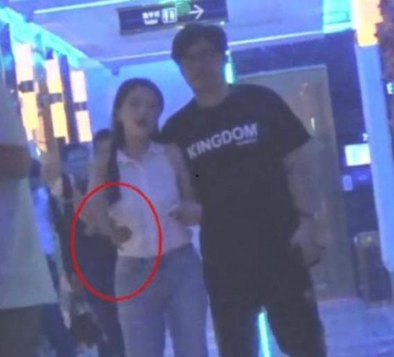 笑笑不说话的吃瓜群众,吃瓜群众见证风云变幻