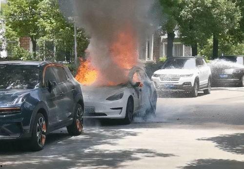 吃瓜群众桥上围观自燃车,吃瓜群众围观热议